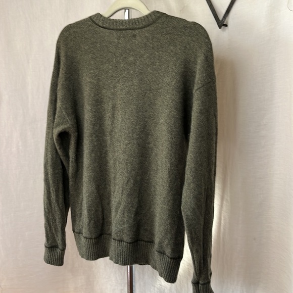 Everlane The Grade-A Cashmere Crew cashmere olive green crew sweater - Picture 2 of 9